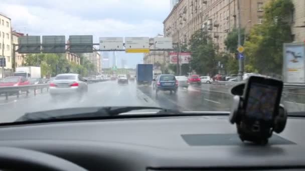 Autos fahren im Sommer in Moskau auf regennasser Straße. — Stockvideo