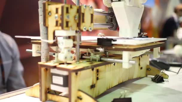 Práce moderní 3D-tiskárna dělat objekt z čokolády — Stock video