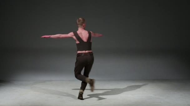 Young dancer in medieval hunting costume whirls in studio — Stock Video