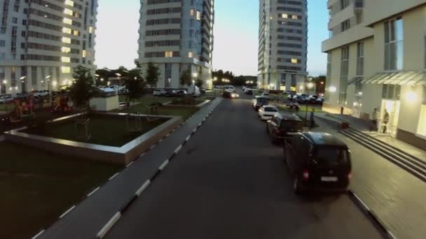 Wiele samochodów zaparkowanych na podwórku z oświetleniem — Wideo stockowe