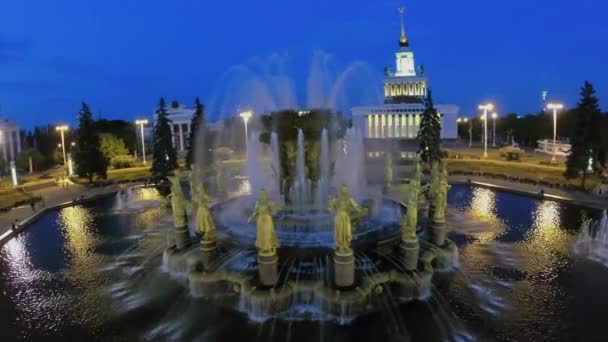 Площадь с водными струями фонтана "Дружба народов" — стоковое видео