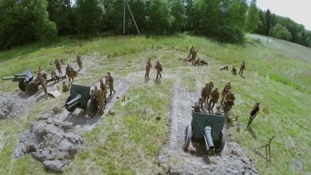 Війська в уніформі Радянської армії Другої світової війни стоять біля гармат — стокове відео