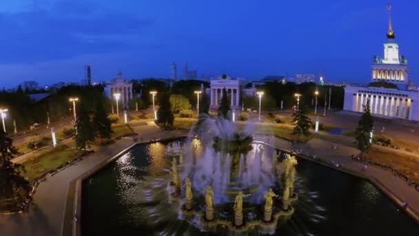 Praça de toda a Rússia Centro de Exposições na primavera à noite . — Vídeo de Stock