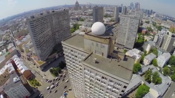 Antenne sphérique sur le toit d'une grande maison sur la rue New Arbat — Video