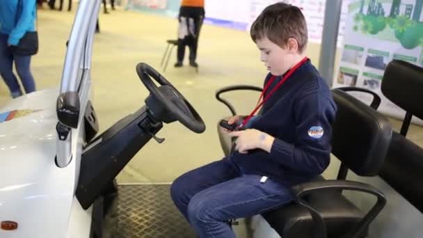 Niño se sienta en coche en Geek Picnic en Moscú, Rusia . — Vídeo de stock