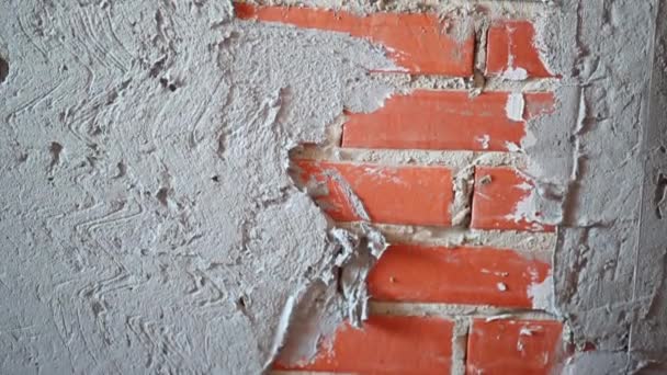 Nueva pared de ladrillo con yeso en el apartamento sin terminar — Vídeo de stock