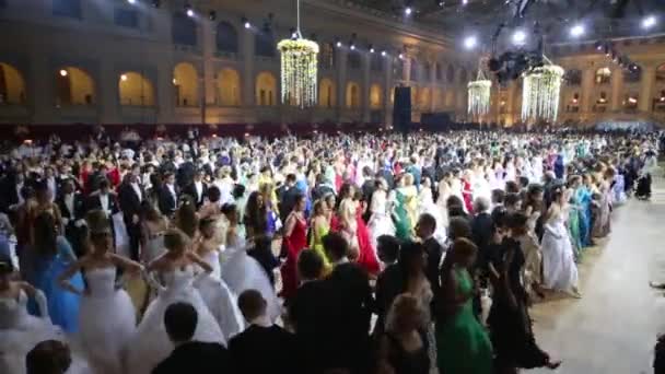 Fileiras de pessoas que dançam e guindaste de câmera no 11th Viennese Ball — Vídeo de Stock