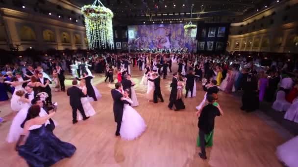 Waltzing people at 11th Viennese Ball in Gostiny Dvor — Stock Video