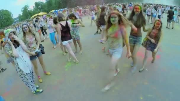 Νεολαία με τα πόδια από το πάρκο κατά τη διάρκεια φεστιβάλ ινδικών χρωμάτων Holi — Αρχείο Βίντεο