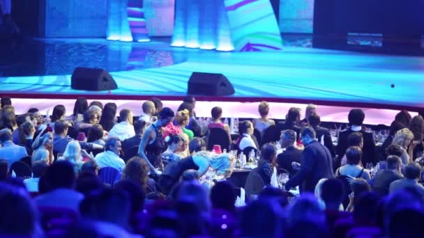 People at tables on Russian Music Award channel RUTV — Stock Video