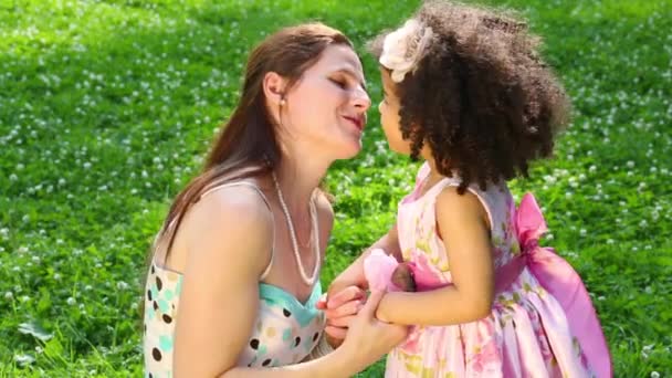 Madre e figlia che si baciano e si abbracciano in un parco — Video Stock