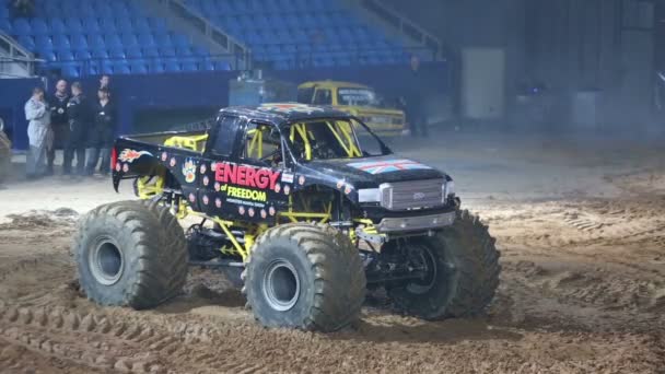 Caminhão monstro preto na arena do complexo desportivo Olimpiyskiy — Vídeo de Stock