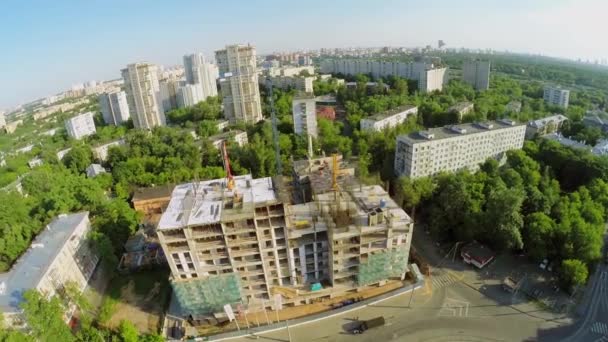 Таунхаус со стройплощадкой жилого комплекса — стоковое видео