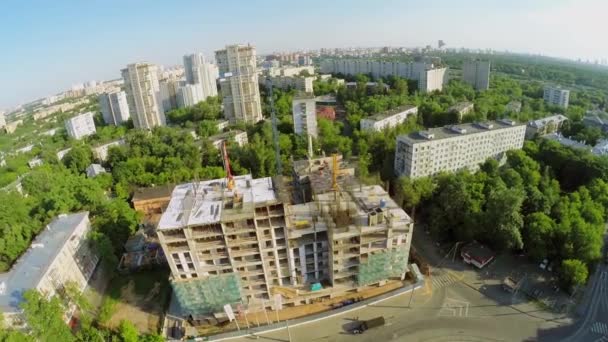 Paesaggio urbano con cantiere di complesso residenziale — Video Stock