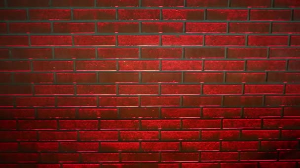 Rote Backsteinmauer in Restaurant unter wechselnder Beleuchtung. — Stockvideo