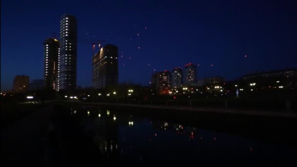 Faroles voladores en el cielo y el estanque en la noche de primavera en Moscú, Rusia — Vídeo de stock