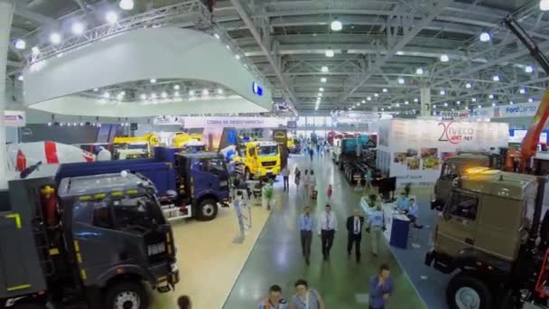 Pessoas assistem máquinas de construção durante a Exposição CET 2014 — Vídeo de Stock