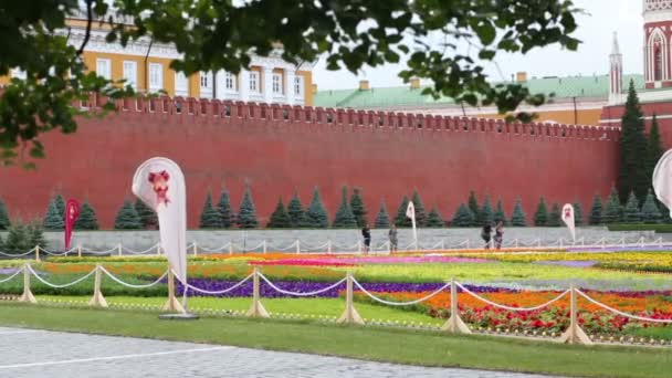 Fleurs, drapeaux et personnes à la Place Rouge à 120 anniversaire de GUM — Video