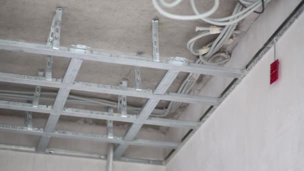 Plafond frame gemaakt van metalen profiel in nieuw appartement — Stockvideo