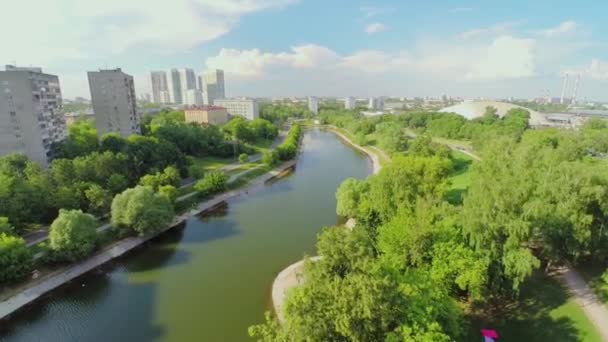 Townscape with Cherkizovsky pond at spring sunny day. — Stock Video