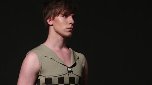 Handsome young man in medieval hunting costume poses in studio — Stock Video