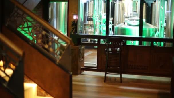 在餐厅的窗口后面的小型酿酒厂设备. — 图库视频影像