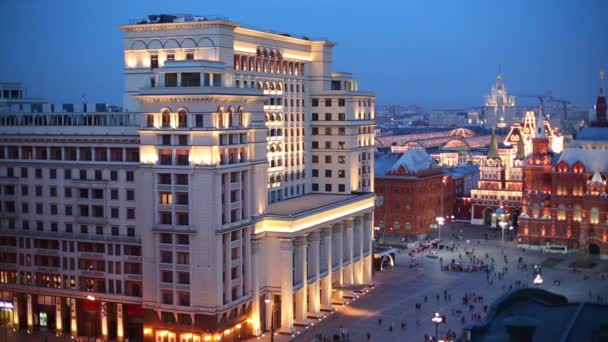 Hermosa vista nocturna de Okhotny Ryad y el Kremlin de Moscú — Vídeos de Stock