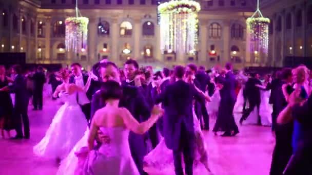 Parejas de vals en luz rosa en 11th Viennese Ball — Vídeos de Stock