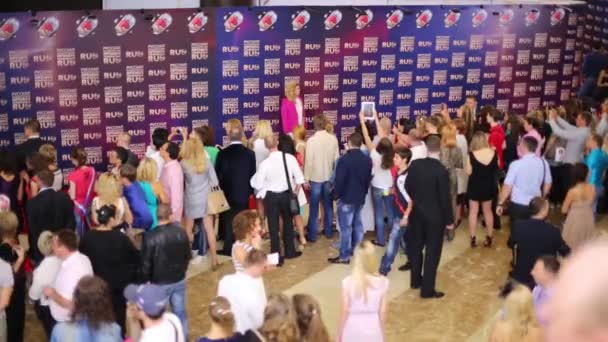 Fans schieten ster op rode loper op Russian Music Award Channel Rutv — Stockvideo