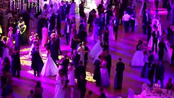 Dansande människor under lila ljus på 11: e Wienerboll — Stockvideo
