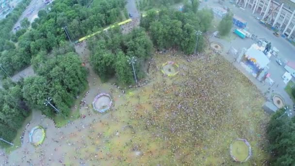 Beaucoup de gens célèbrent les vacances de peintures indiennes Holi — Video