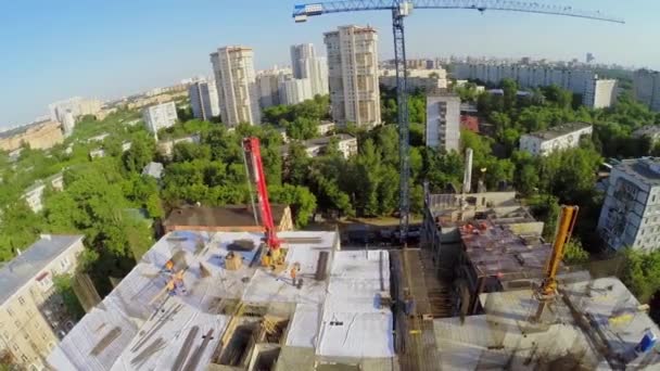 People work on construction site of dwelling complex — Stock Video