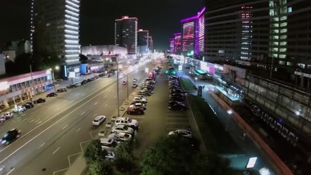 Transporte paseo por la calle New Arbat con iluminación por la noche . — Vídeos de Stock