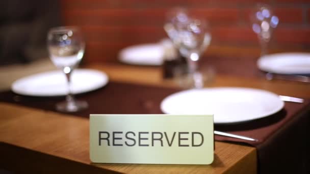 Fechar mesa servida com sinal Reservado em restaurante . — Vídeo de Stock