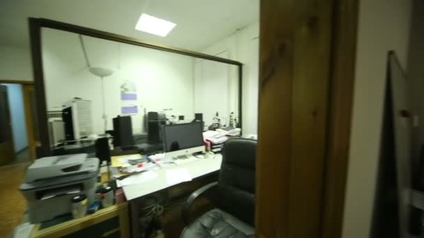 Vue d'ensemble des chambres dans le bureau du point de porte qui est entre eux — Video