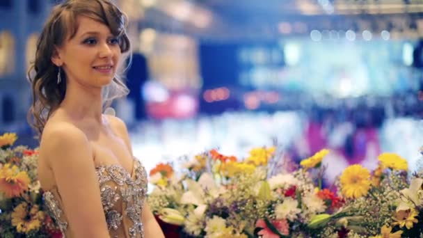 Gelukkig mooi meisje klapt handen in de buurt van bloemen op de fandango — Stockvideo