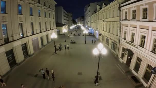 Turisták sétálni az Arbat utcán a nyári estéken. Légifelvétel — Stock videók