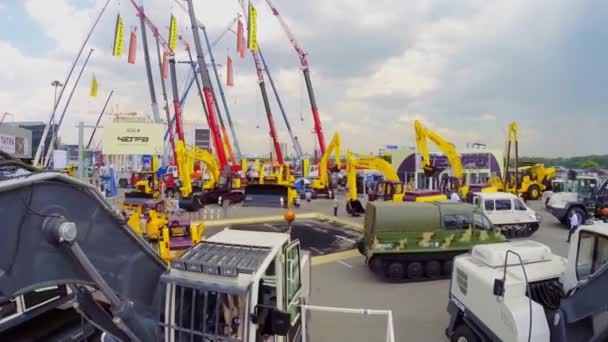 Pessoas assistem máquinas na 15th International Specialized Exhibition — Vídeo de Stock