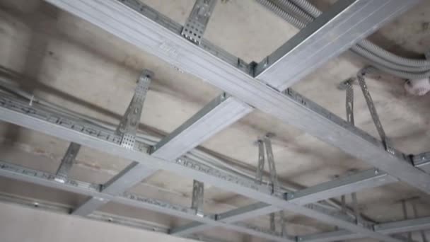 吊り天井のための金属プロファイルKnaufで作られたフレームワーク — ストック動画