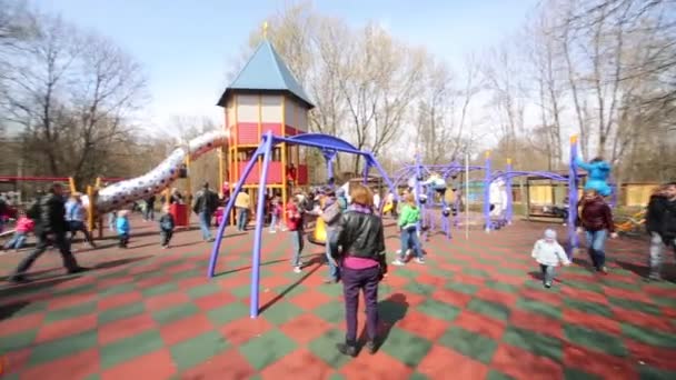 Crianças brincam no parque infantil no parque Sokolniki . — Vídeo de Stock