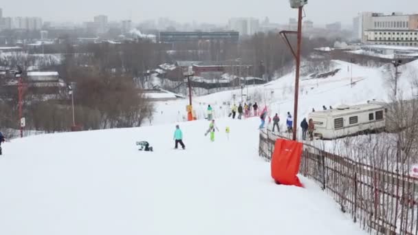 Οι άνθρωποι που ξεκουράζονται στις πίστες του σκι τη χειμωνιάτικη συννεφιά — Αρχείο Βίντεο