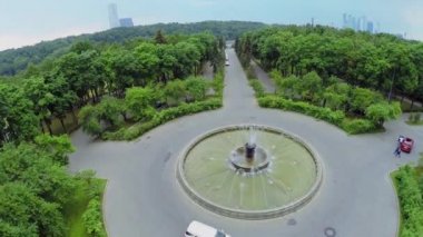 Yaz gününde çeşme Şehir Parkı çevresinde araba sürmek. Havadan görünümü