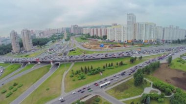 Üstgeçit bahar bulutlu gün şehir trafik. Havadan görünümü