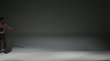 Studio ellerinde Ortaçağ kostüm genç acrobat adam atlar