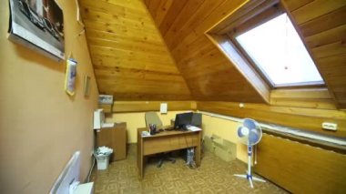 Oda ofis, tavan yerlerde çalışma ahşap ile dekore edilmiş.