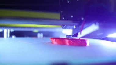 Plastik ile çalışan modern 3d-yazıcı yapma nesnesi yakın çekim