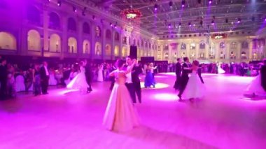 11. Viyana Balosu'nda çiftler mor ışıklar altında dans ediyor