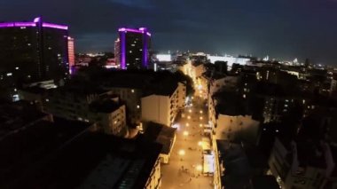 Cityscape akşam küçük ışıklı Caddesi ile. Havadan görünümü