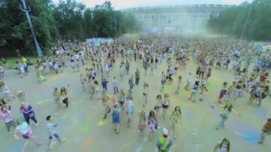 Gençlerin kalabalık Hint boyalar Holi tatil kutlamak