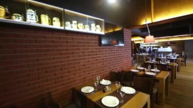 Bir salondan brewery Restoran diğerine taşıma.